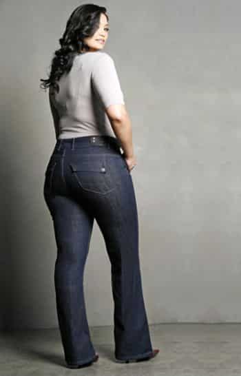 A moda jeans plus size está bem democrática nesta temporada e trazendo belas peças (Foto: Divulgação)