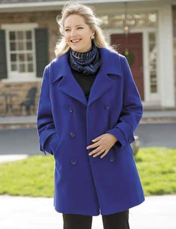 Há muitos modelos de casacos mais indicados para gordinhas, basta escolher o que você mais gostar (Foto: ullapopken.com)