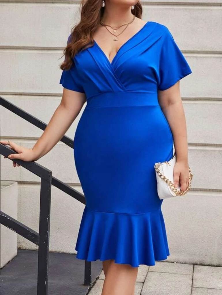 Look plus size vestido azul royal