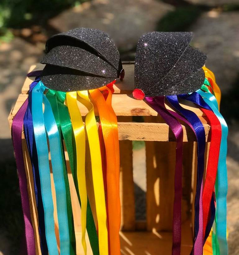 Ombreira com glitter preto e fitas coloridas